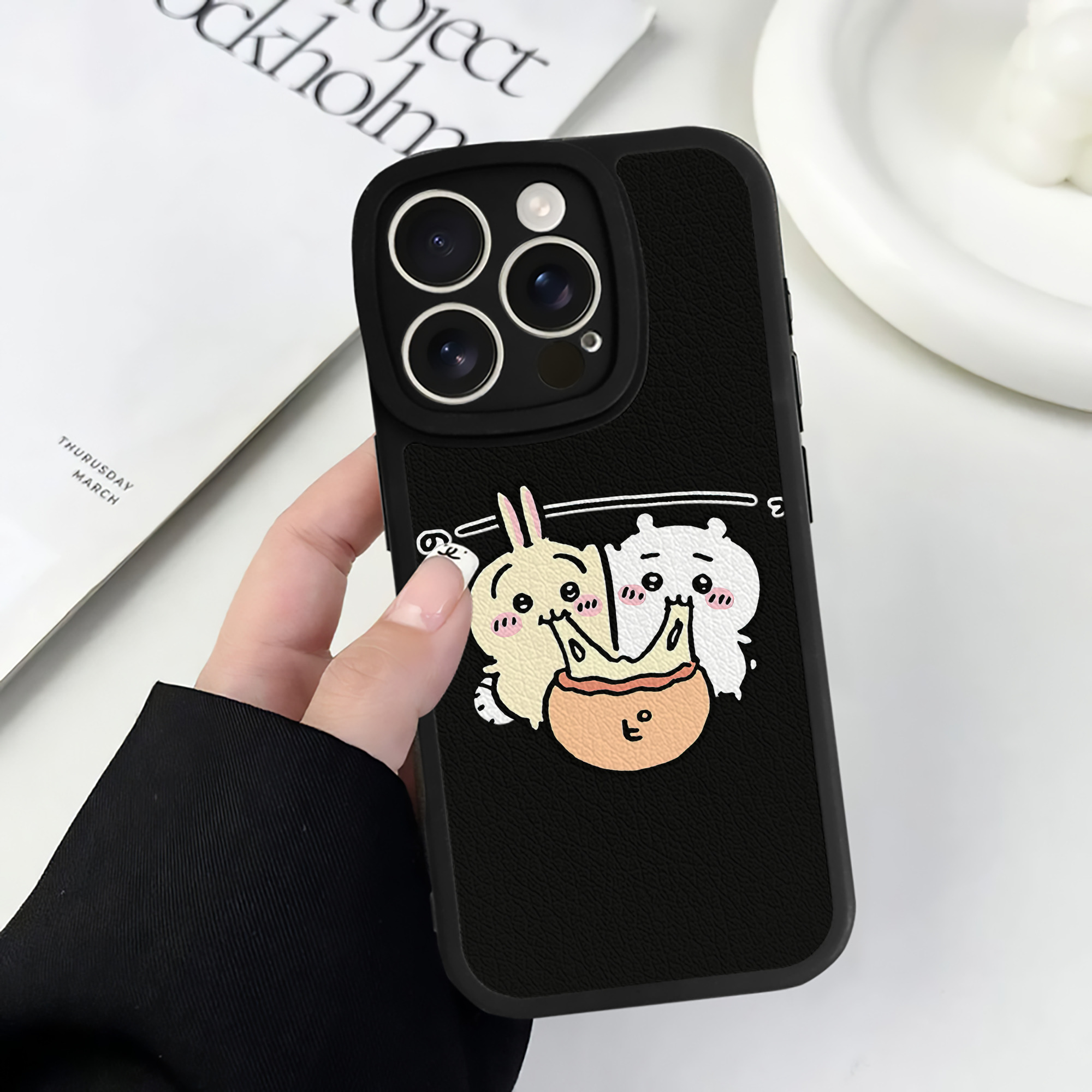 （画像用） ちいかわ うさぎ Chii-kawa usagi 【iPhone 16シリーズ対応】シリコンスマホケース（レザー調） 材質：シリコン